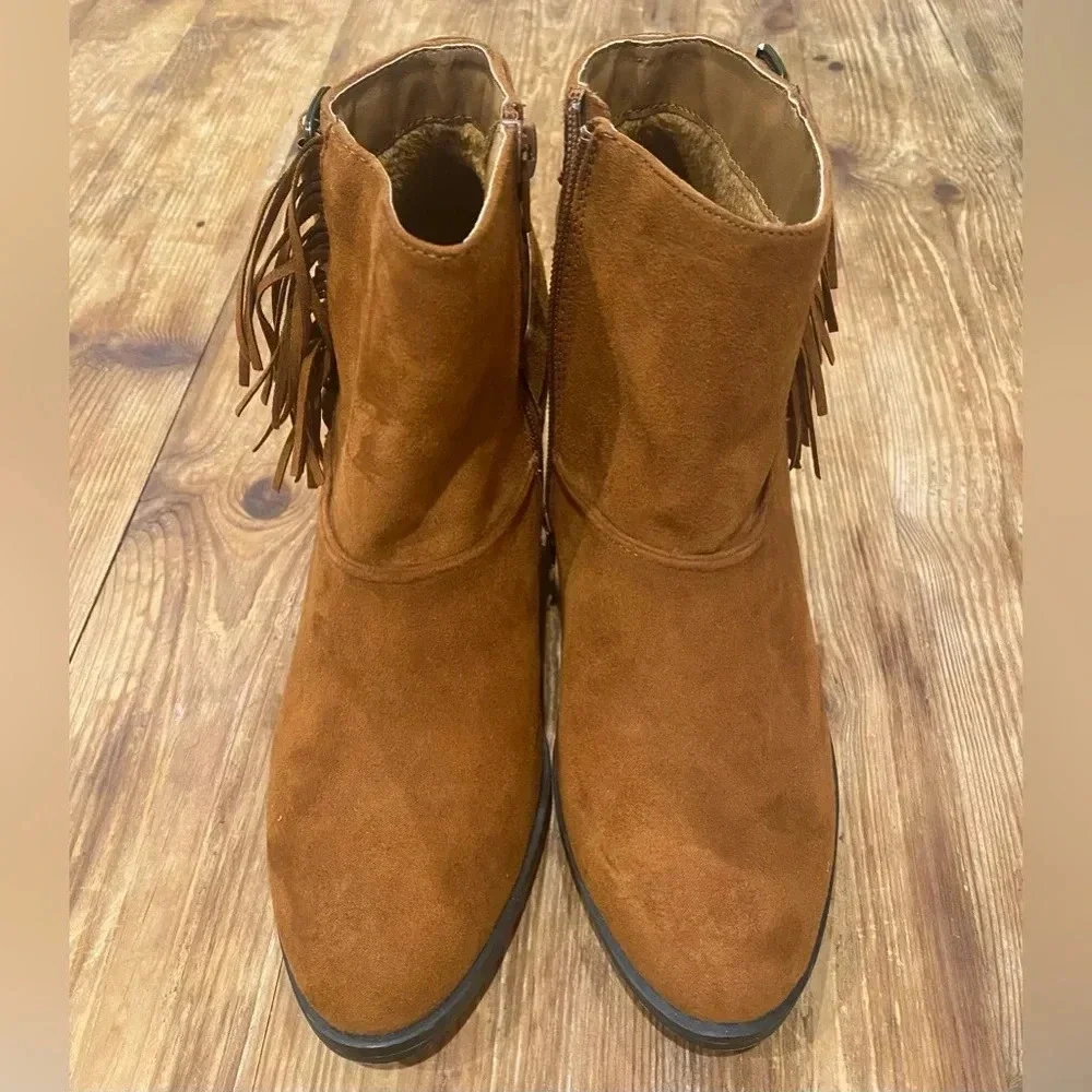 Bamboo Women’s Avenge Carmel Brown Faux Suede Ankle Western‎ Boots Heel 7.5 NEW